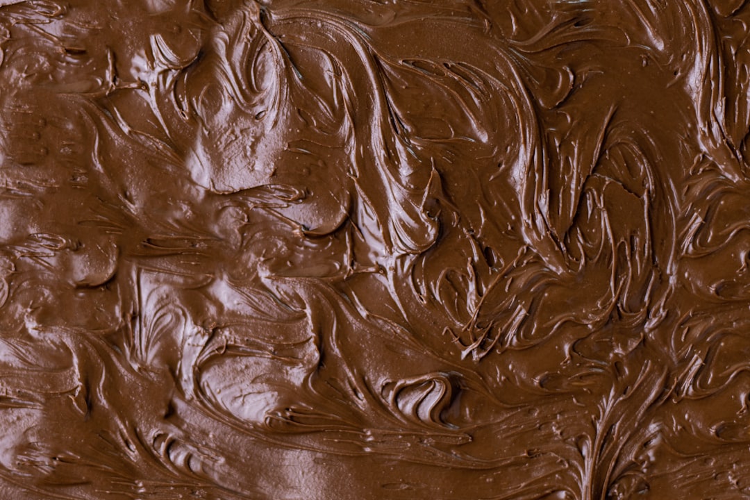 Détail macro d'une tablette de chocolat montrant sa texture, sa brillance et sa cassure caractéristique