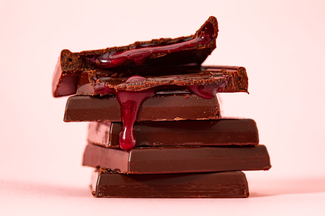 Tablette de chocolat artisanal cassée montrant sa texture lisse et brillante