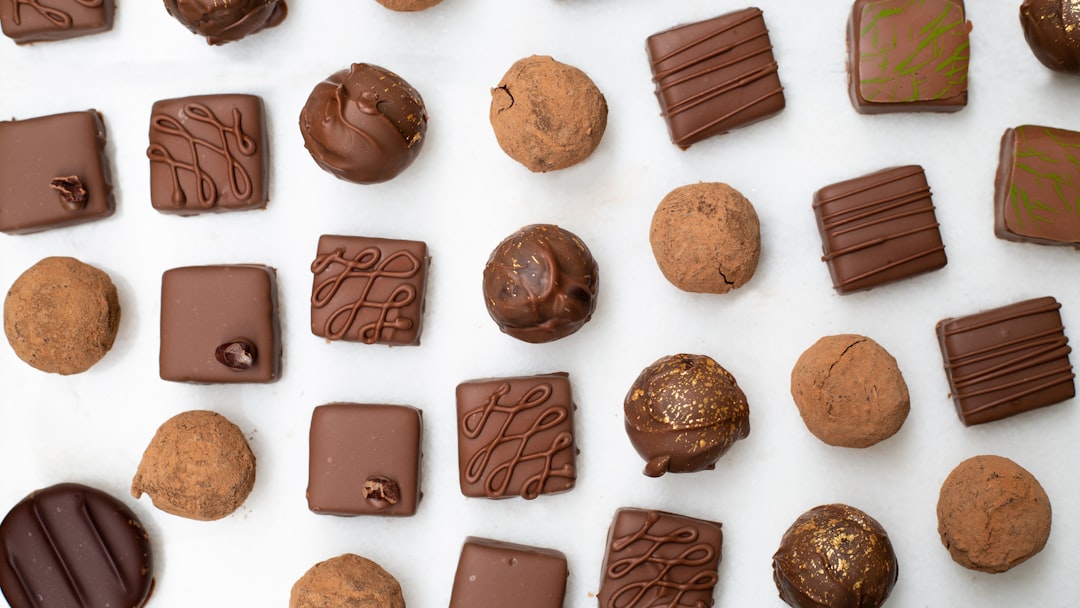 Dégustation de chocolat avec plusieurs tablettes et notes organoleptiques